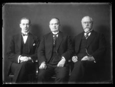 Konstantin Päts (keskel) kahe tundmatuga