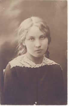 Marie Kitzberg-Nõges koolitüdrukuna 