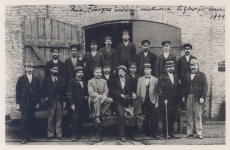 August Kitzberg Riias Phoenixi vabrikus oma osakonna ametnike keskel 1899. a. 