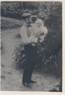 August Kitzberg poja Hansuga Pöögle koolimaja aias 1901. või 1902. a. suvel 