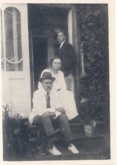August Kitzberg abikaasa ja pojaga 