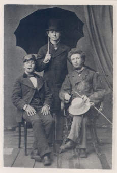 August Kitzberg (keskel) koos sõpradega Pöögle-Polli ajajärgust