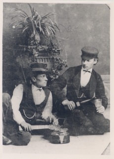 August Kitzberg sõbraga Pöögle-Polli ajajärgul 
