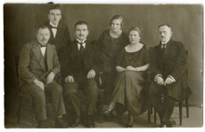 Ernst Enno (vas 1.) Läänemaa Haridusosakonna töötajatega, [1925]