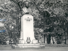 K. A. Hermanni mälestussammas Põltsamaa pargis 1958. a.
