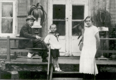 Oskar Luts abikaasa ja pojaga
