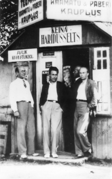 Neli meest Käina Tondilossi (teemaja, raamatu- ja paberikauplus, haridusselts, avalik raamatukogu...) ukse ees