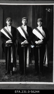Korporatsiooni „Vironia“ eestseisus I semestril 1922. aastal (vasakult) s/a abiesimees J. Tannebaum, s/a esimees P. Kurvits, s/a kirjatoimetaja E. Villmann.