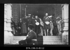 Tsaar Nikolai II külaskäigul Tallinna koos saatjatega Toompeal Aleksander Nevski katedraalist väljumas (keskel Nikolai II, temast paremal krahv Frederics).