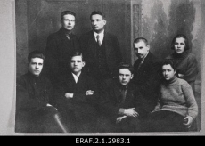 VK(b)P Moskva ülikooli ühiskonnateaduste fakulteedi välissuhete osakonna algorganisatsiooni büroo liikmed 1923.a.
Rida 1 (vasakult): 1. A. Fehner, 2. Damanin, 3. Mozart, 4. J. Birkenfeldt, 5. V. Zozušna. 
Rida 2 (vasakult): 1. Paul Stamm, 2. O. Stanke.