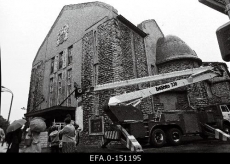 Ennistatud Eesti riigivapp Tallinna Draamateatri hoonel (06.1988)
