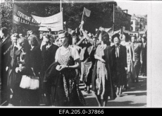 Demonstrantide kolonn Eesti vastuvõtmise puhul Nõukogude Liidu koosseisu Tallinna tänaval. 1940
