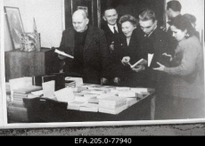 Nõukogude Eesti uute raamatutega tutvumine, tagaplaanil kirjanik E. Hiir. 1940 - 1941