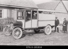 AS Side Pärnu Autobussiliinide firma enda poolt valmistatud puidust kodaratega autobuss.1930