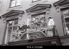 Riigivolikogu otsuste heakskiitmiseks korraldatud suurmiiting Tallinnas. A. Ždanov koos Nõukogude Liidu saatkonna tegelastega meeleavaldust tervitamas.	24.07.1940.