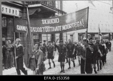 Riigivolikogu otsuste heakskiitmiseks korraldatud suurmiiting Tallinnas. Meeleavaldajad tervitavad A. Ždanovit Nõukogude Liidu saatkonnahoonest möödumisel. 24.07.1940.
