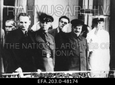 Nõukogude Liidu saatkonna rõdu (Pikal tänaval). NSV Liidu Ülemnõukogu Presiidiumi liige A.A. Ždanov jt.	21.06.1940