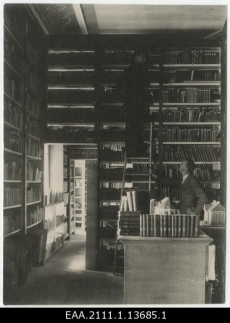 Vaade Tartu ülikooli raamatukogu riiulitele. 1930-ndad