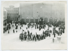 1917. aasta veebruarirevolutsioon, meeleavaldus Raekoja platsil.