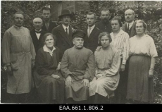 Riigi Keskarhiivi töötajate grupifoto maja seina ääres. 1925