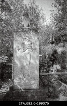 Skulptor Roman Haavamäe perekonna hauamonument Haapsalu kalmistul.18.05.1963.