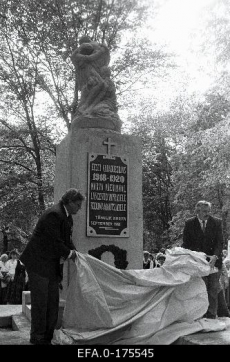 Narva linnapea Raivo Murd (vasakul) ja linna volikogu esimees Anatoli Paal avavad Vabadussõjas langenute mälestusmärgi. 15.06.1996